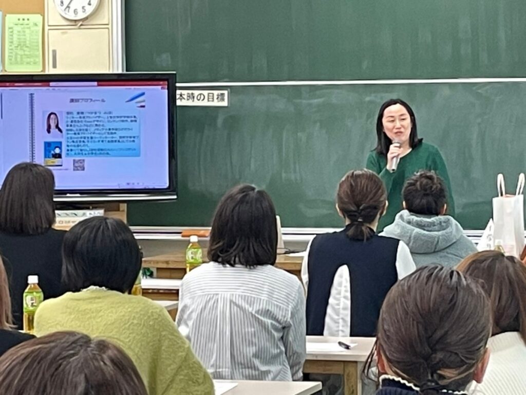 講師が話す様子